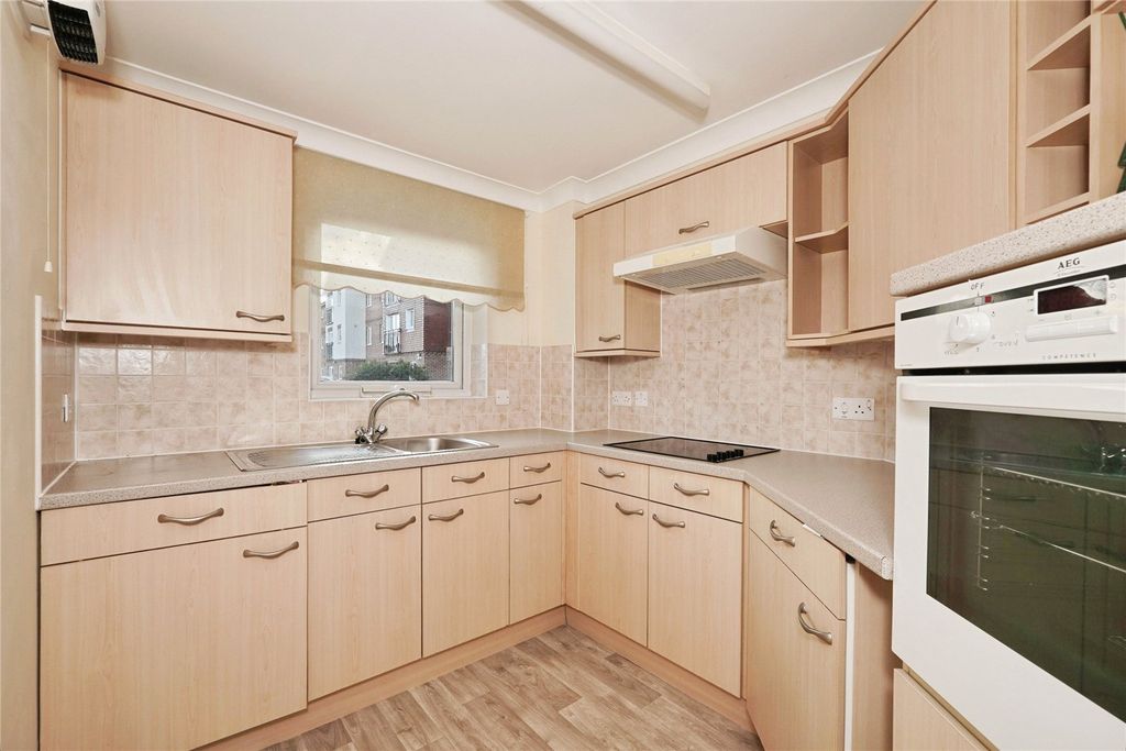 Property photo 3 of 11 Kitchen