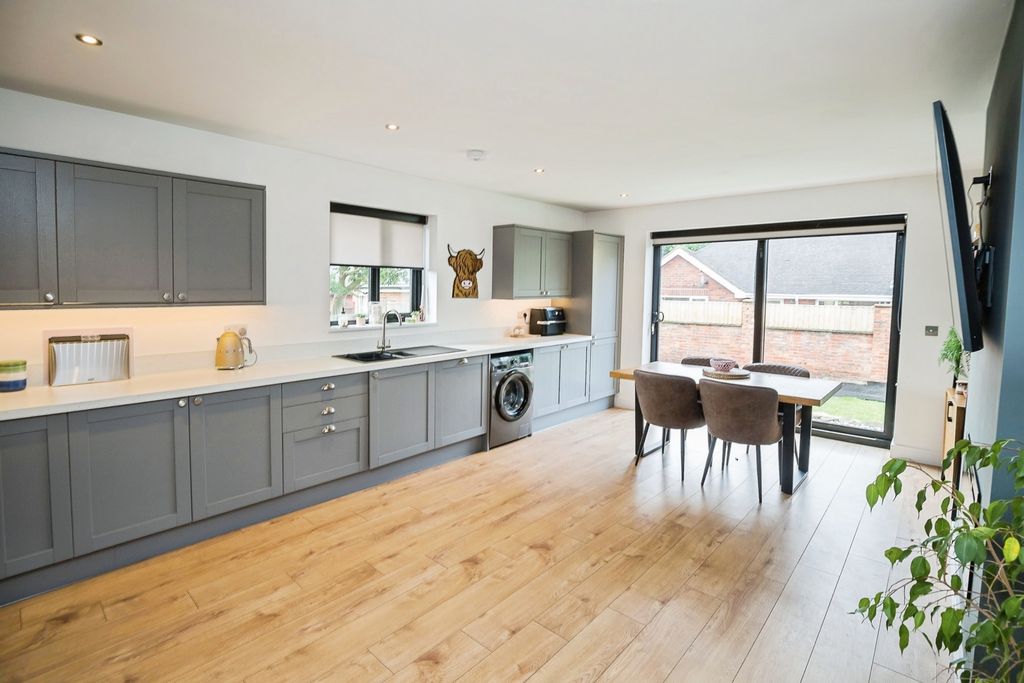 Property photo 3 of 19 Kitchen/ Dining