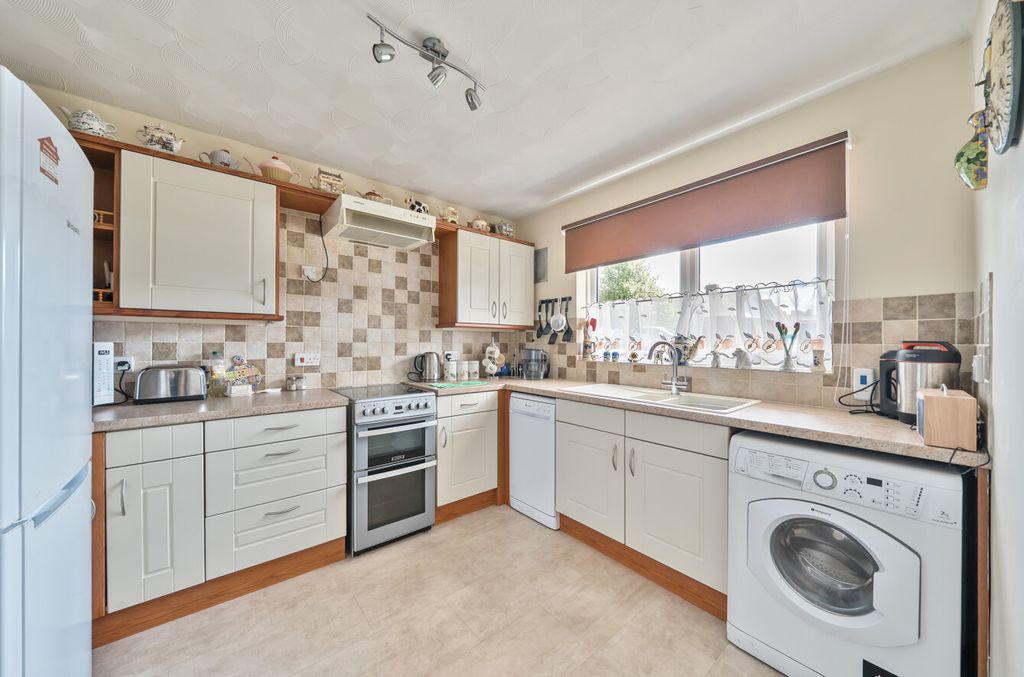 Property photo 3 of 12 1316774-17-685Ec3...