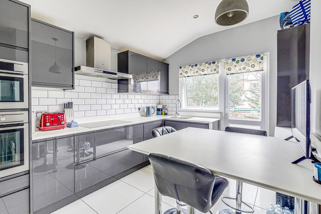 Property photo 3 of 25