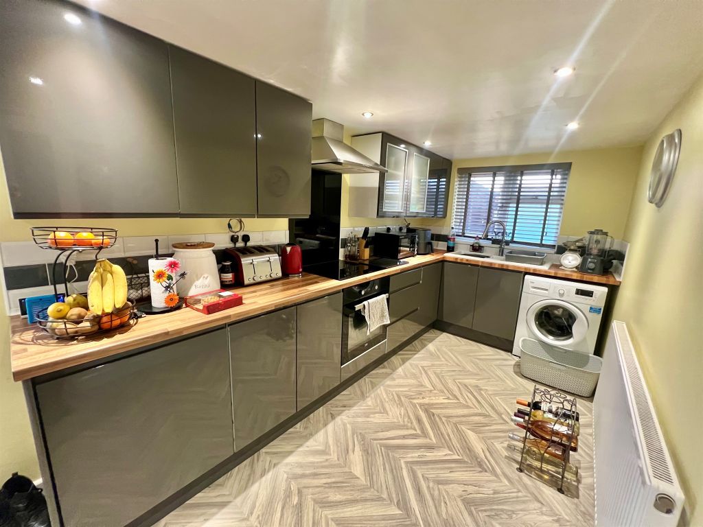 Property photo 2 of 25 Kitchen