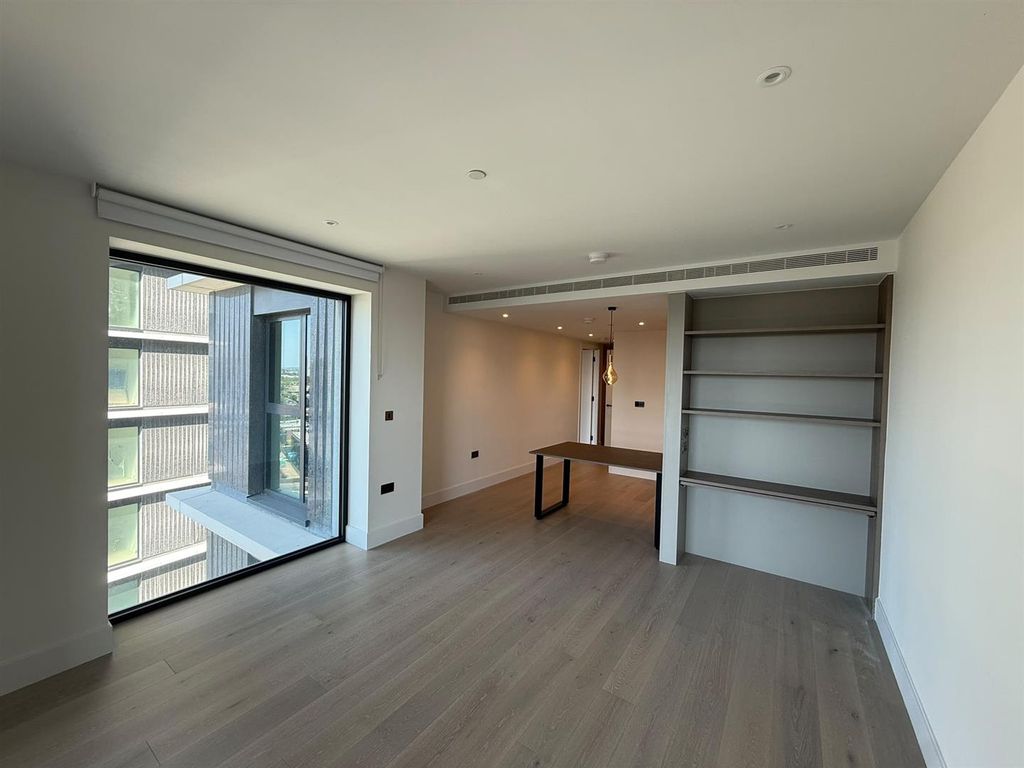 Property photo 3 of 15 Living Room / Kitchen