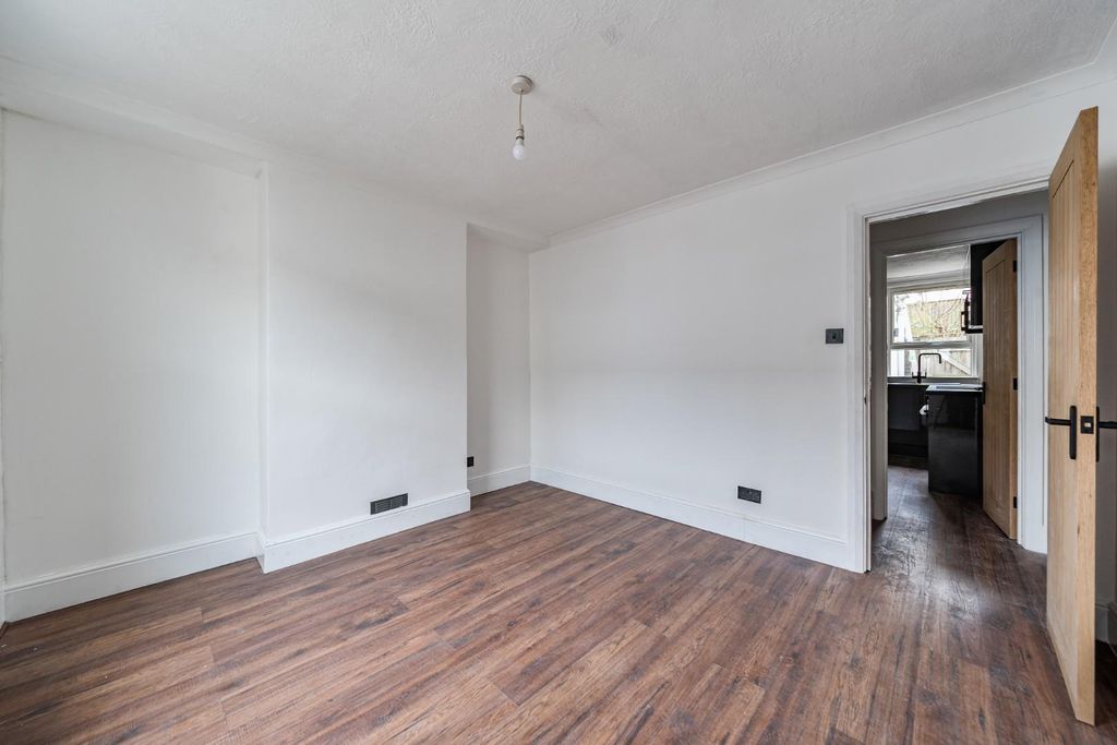 Property photo 3 of 14 213.Jpg