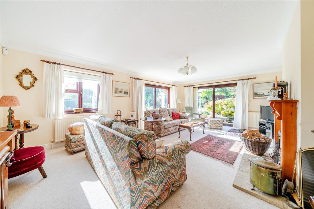 Property photo 3 of 19 Living Room