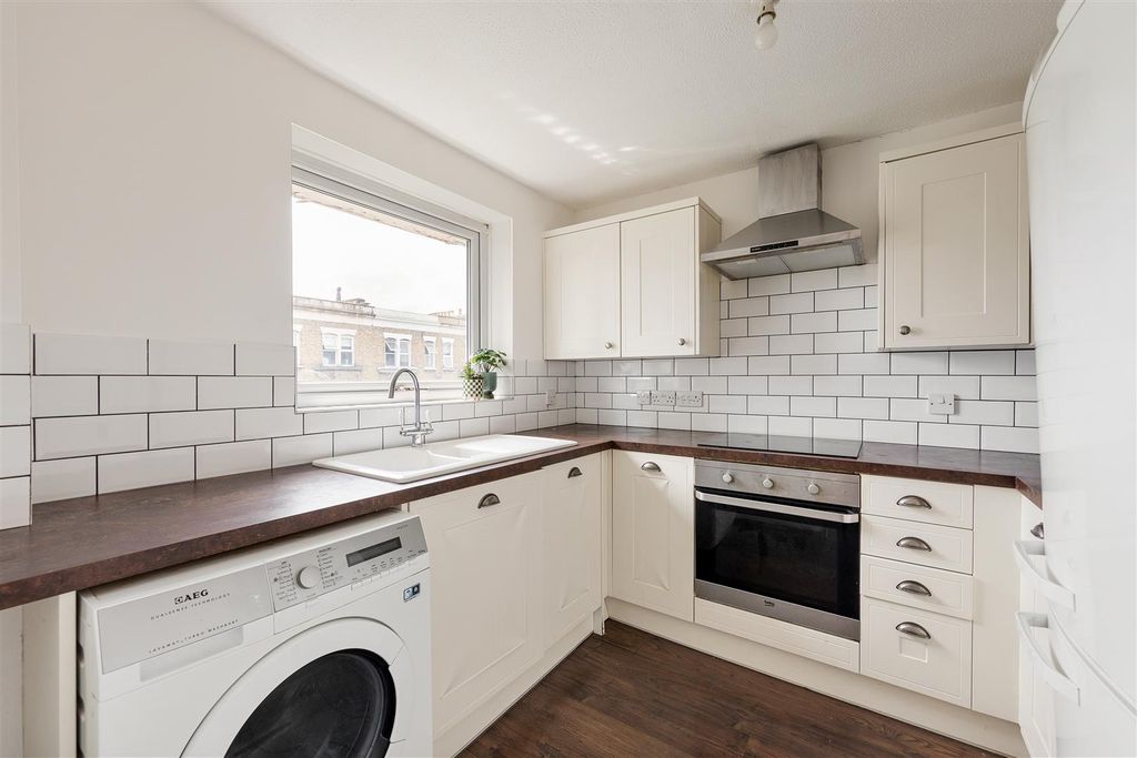 Property photo 2 of 14 Carnarvon Road E15