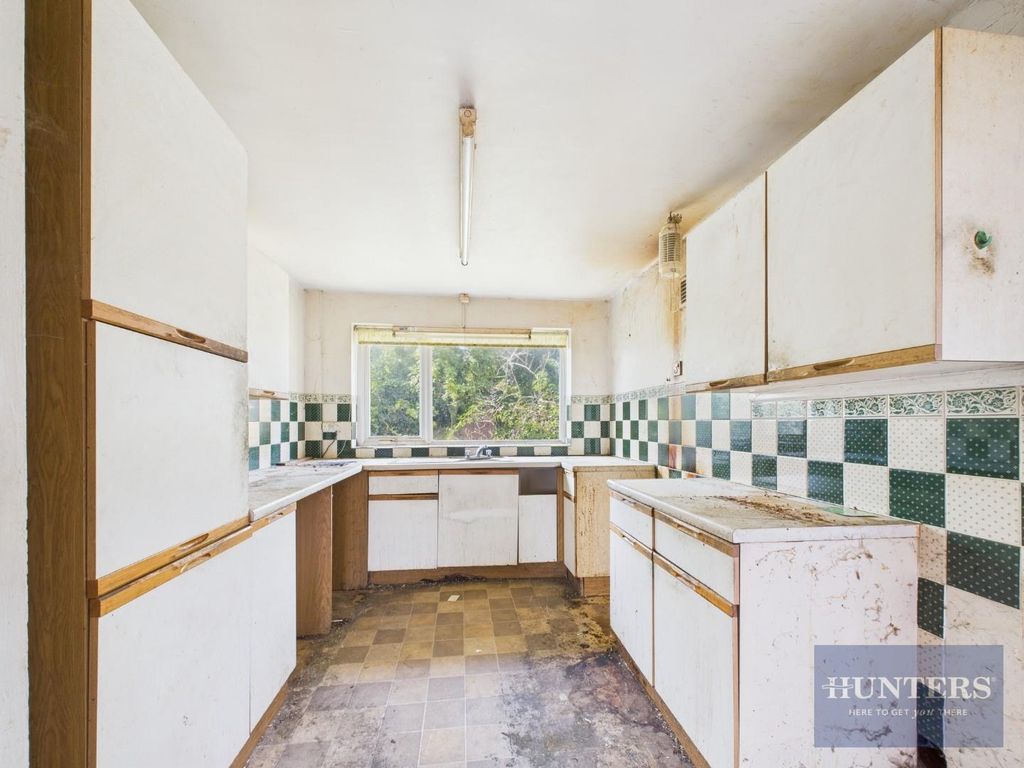Property photo 3 of 12 Kitchen