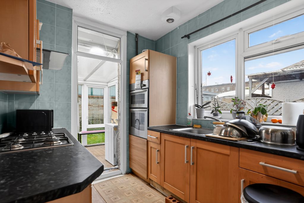 Property photo 3 of 18 Kitchen