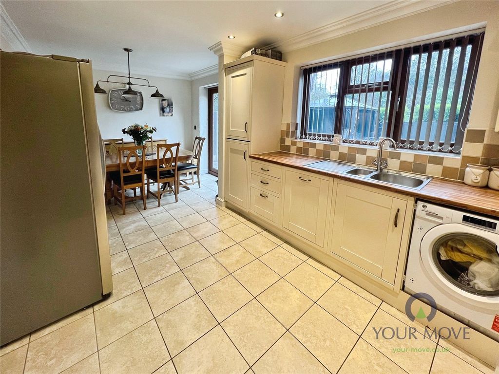 Property photo 3 of 18 Kitchen