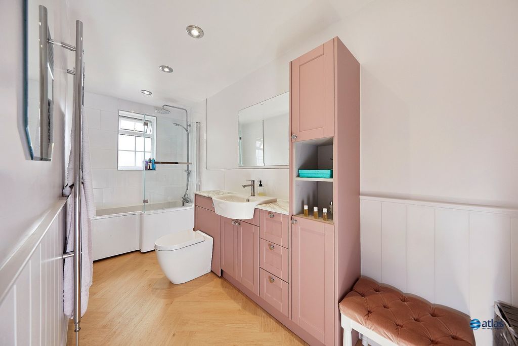 Property photo 2 of 17 Bathroom