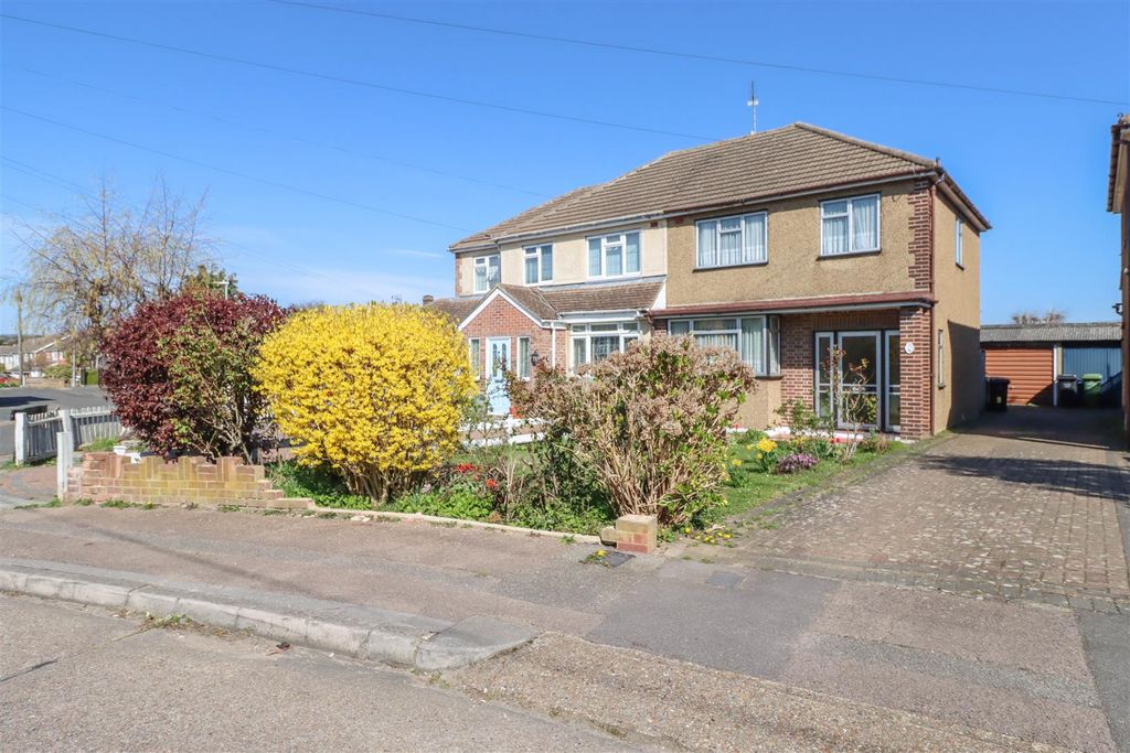 Property photo 1 of 15 9 Kingley Close Front.Jpg