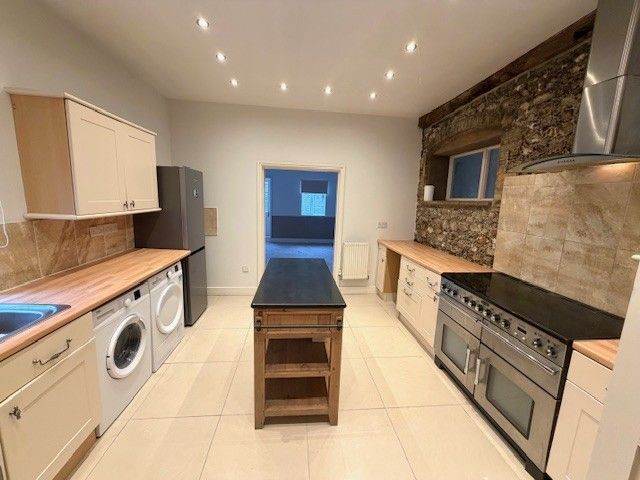 Property photo 3 of 11 Kitchen