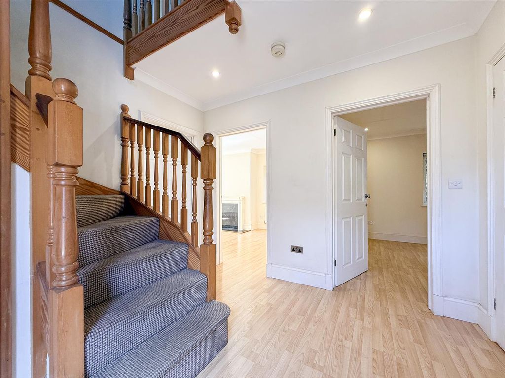 Property photo 3 of 19 Entrance Hall
