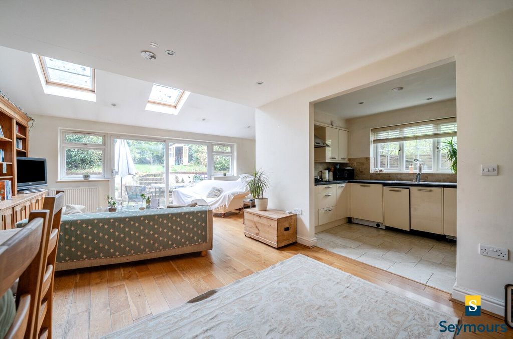 Property photo 3 of 21 Kitchen/Dining