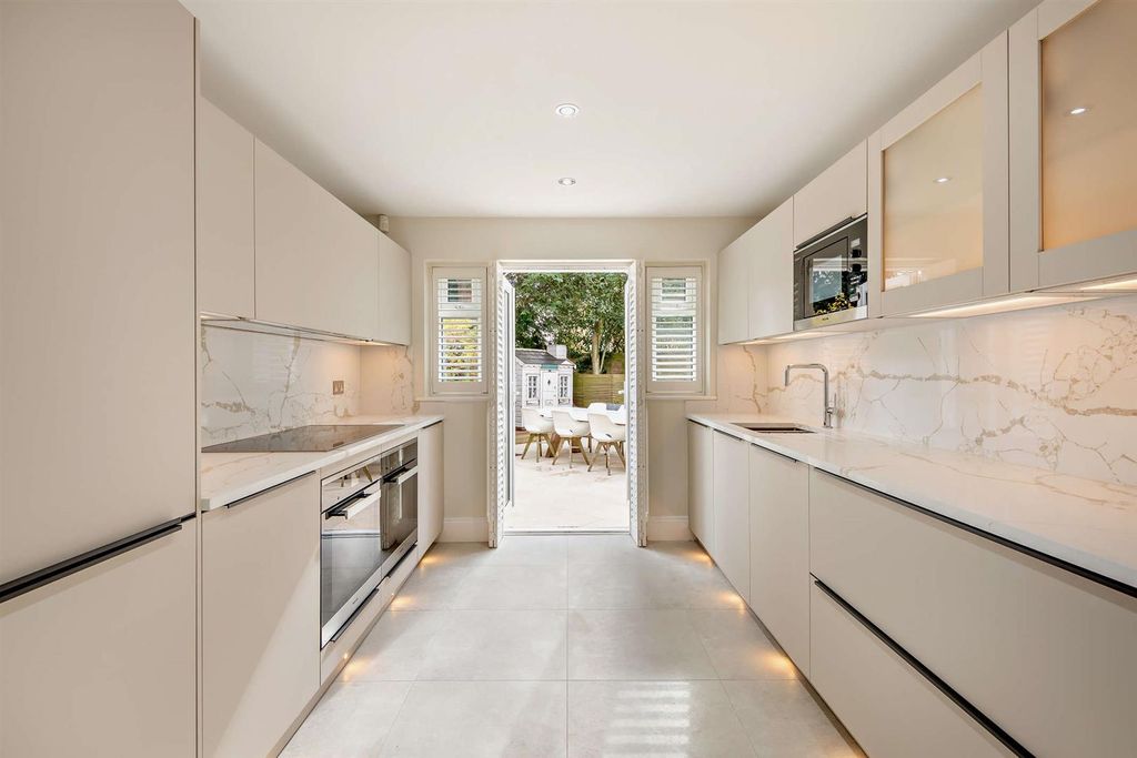 Property photo 2 of 18 8686862-Interior09-800.Jpg