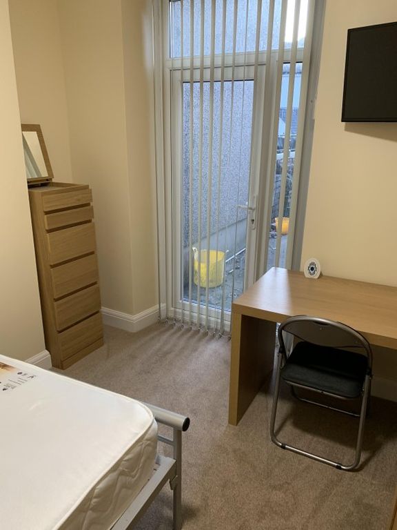 Property photo 2 of 14 Bedroom 1 B.Jpg