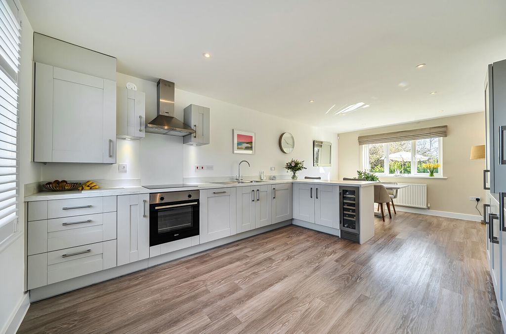 Property photo 3 of 27 1430187-8-69ba865...