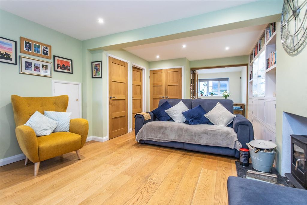 Property photo 2 of 32 2 Winterbourne Close18.Jpg