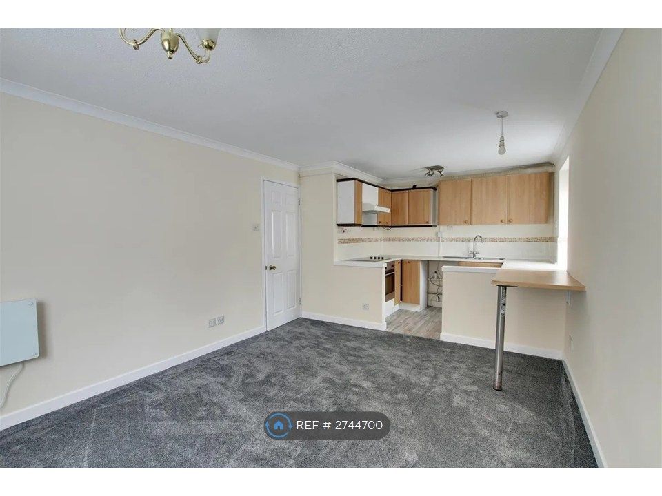 Property photo 3 of 8 Lounge/Kitchen