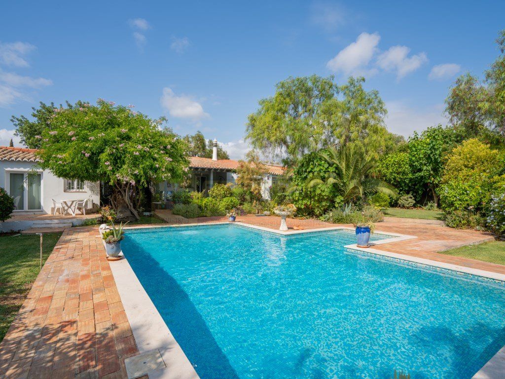 Property photo 1 of 60 4 Bedrooms Villa And Independent Annex On The Center Of Almancil