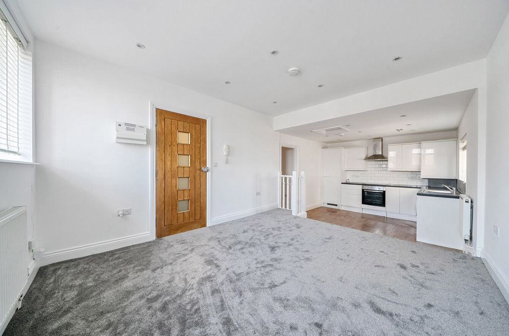 Property photo 2 of 11 1342211-5-689F26A...