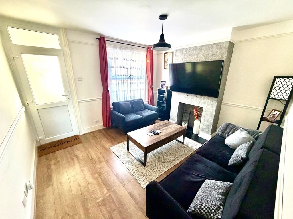 Property photo 2 of 11 Lounge