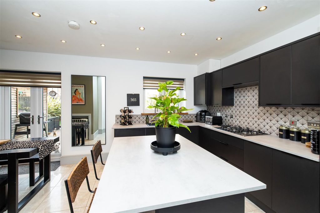Property photo 2 of 28 Dining Kitchen