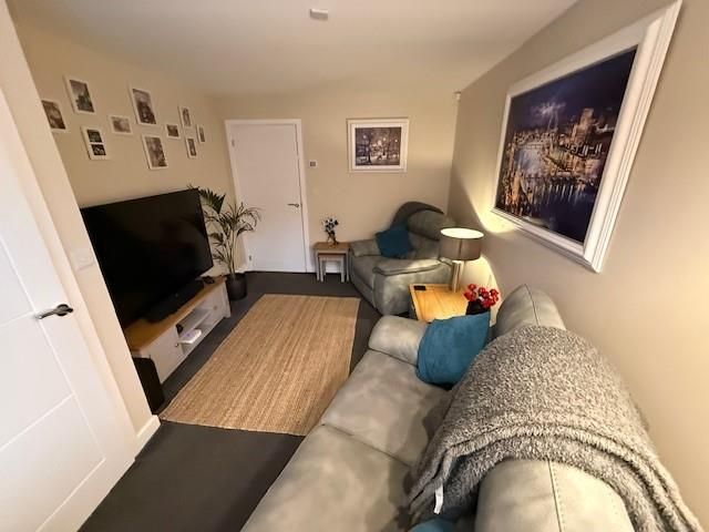 Property photo 3 of 14 7 Oldbury Close - Lounge.Jpg