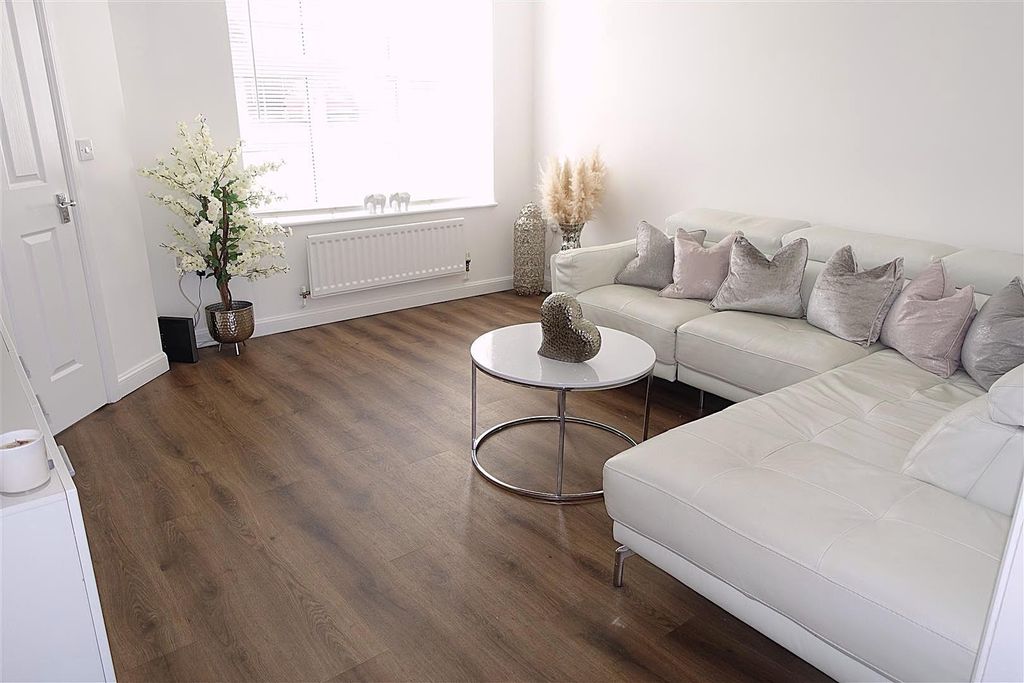 Property photo 2 of 18 Lounge.Jpg