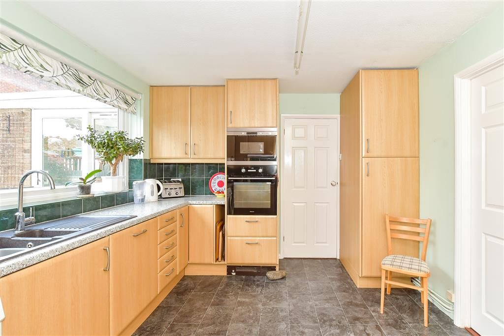 Property photo 3 of 11 Kitchen