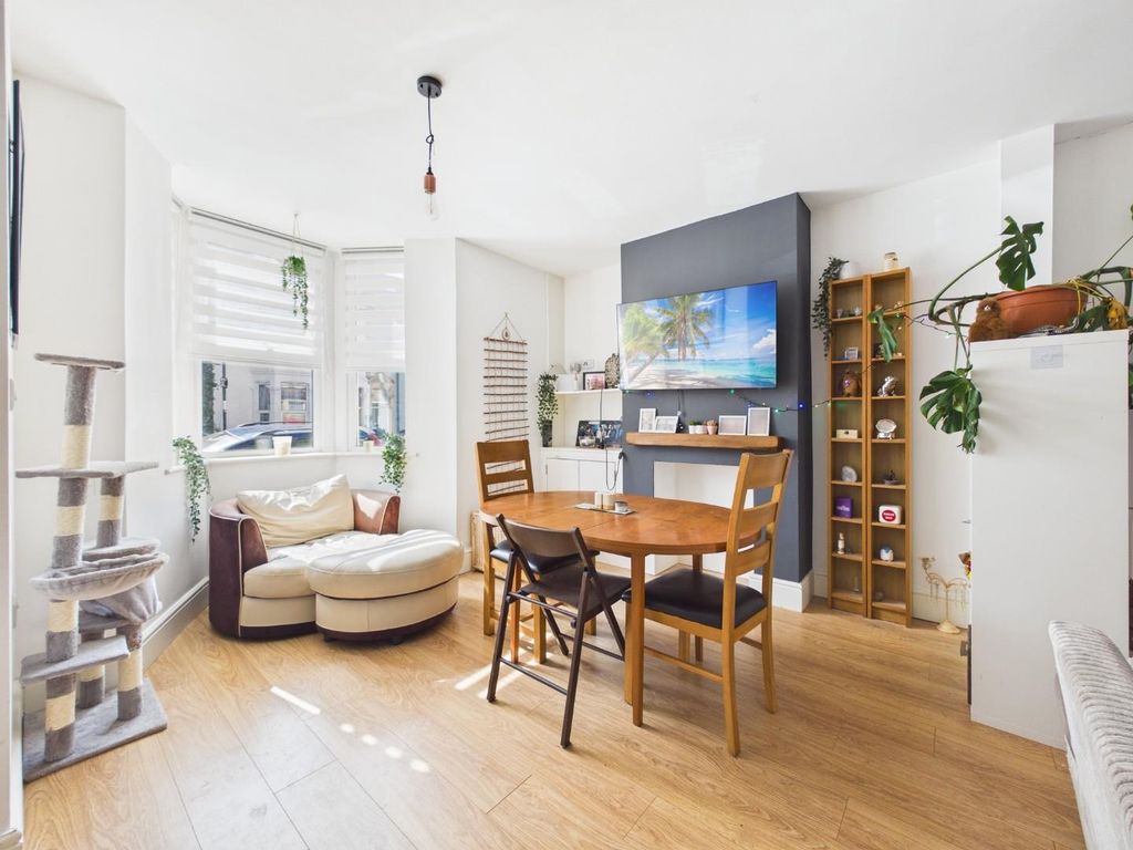 Property photo 2 of 16 Cam01576G0-Pr0357-Still024.Jpg