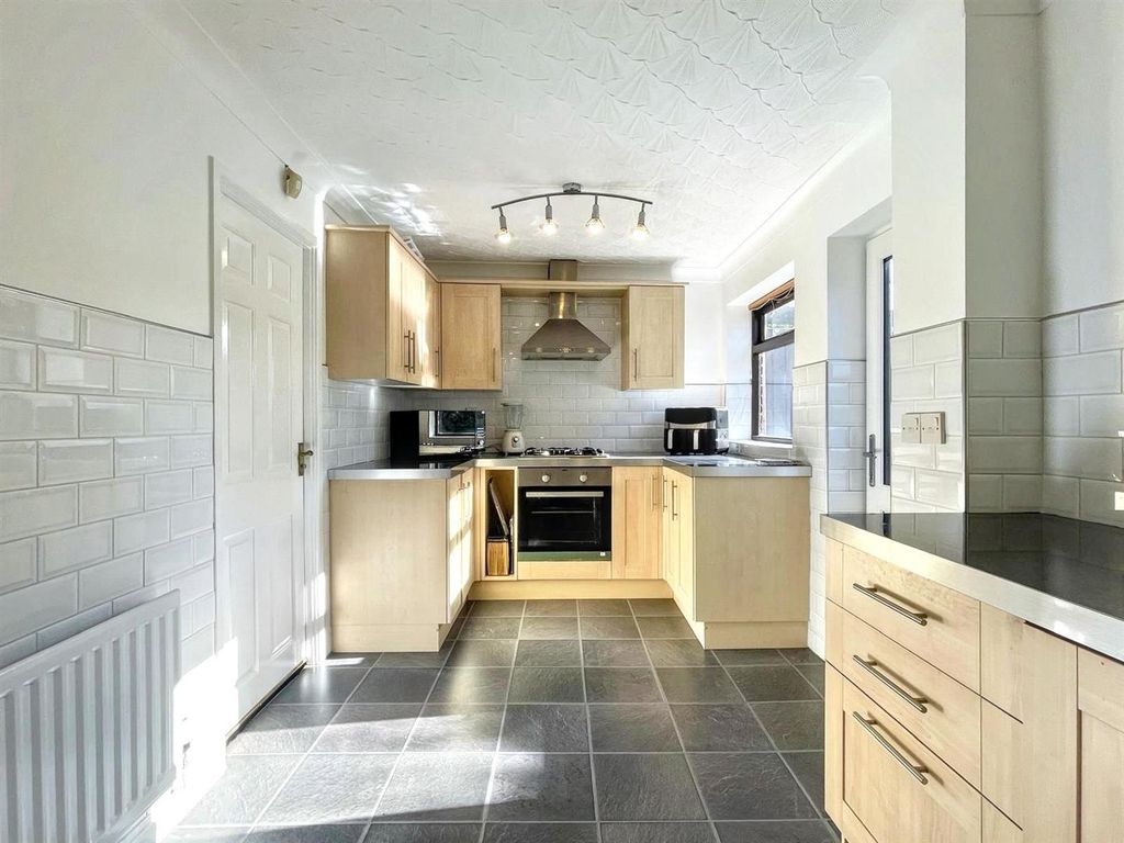 Property photo 3 of 20 Kitchen