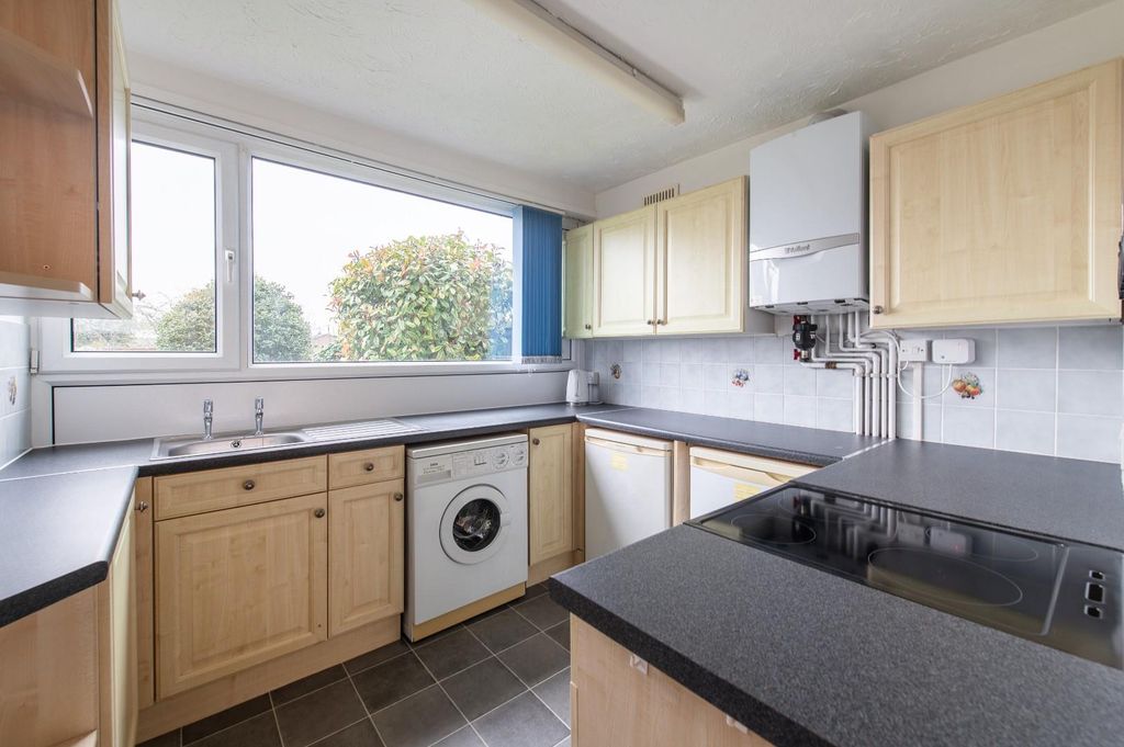 Property photo 3 of 11 Kitchen