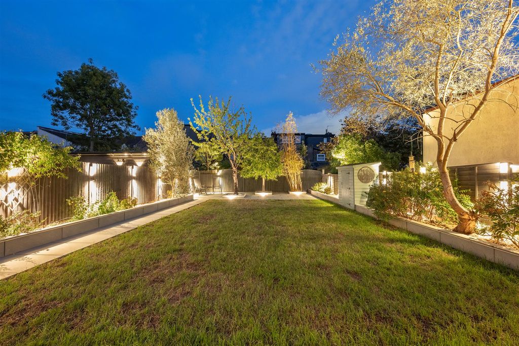 Property photo 2 of 50 Walpole Road, E18