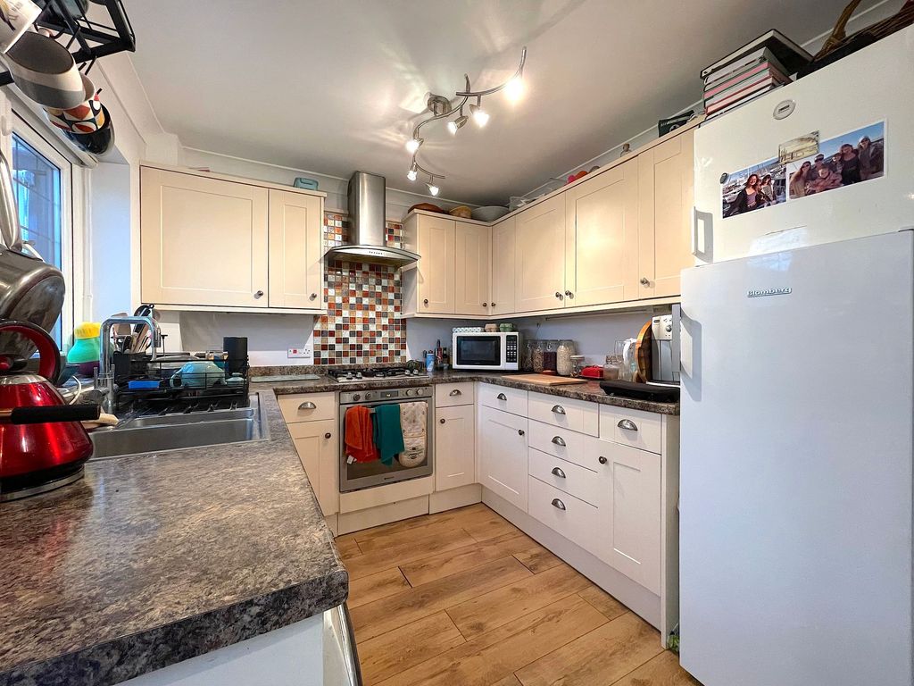 Property photo 3 of 23 Kitchen (1)