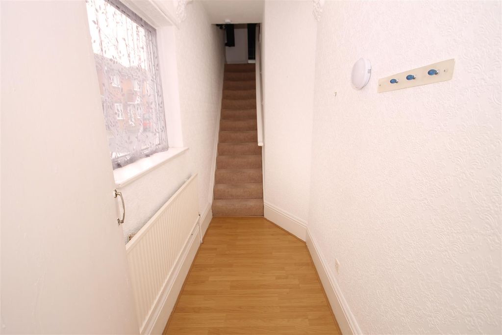 Property photo 2 of 7 Hallway