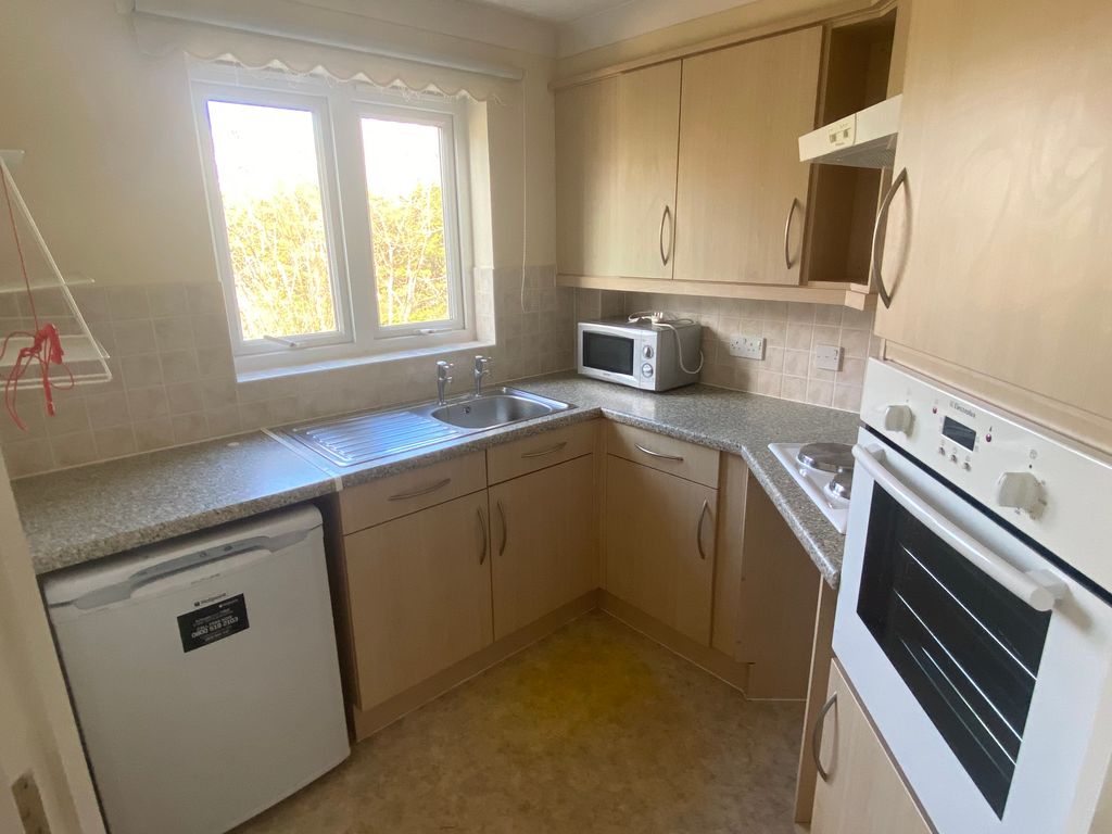 Property photo 2 of 8 Kitchen (4)