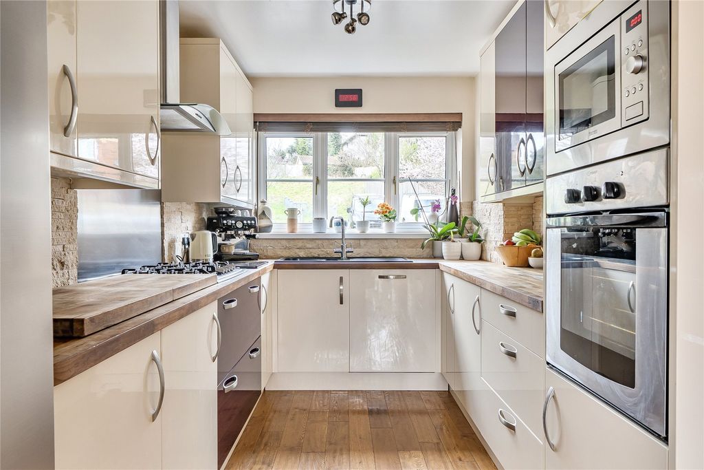 Property photo 2 of 18 Picture No. 24