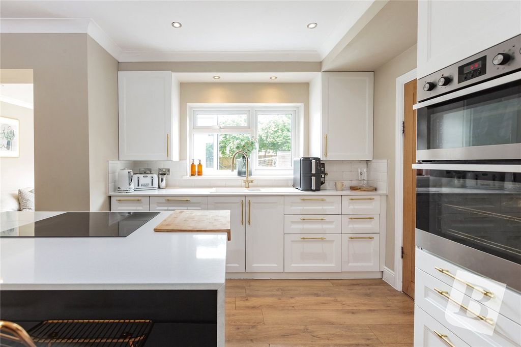 Property photo 2 of 19 Kitchen