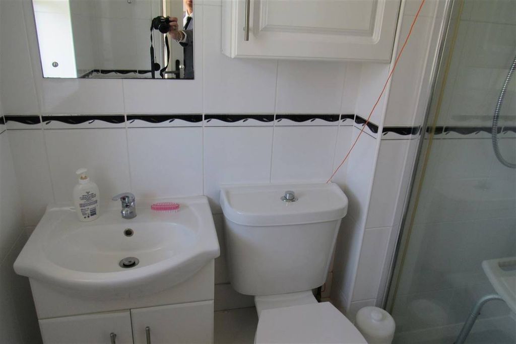 Property photo 3 of 15 Shower/WC