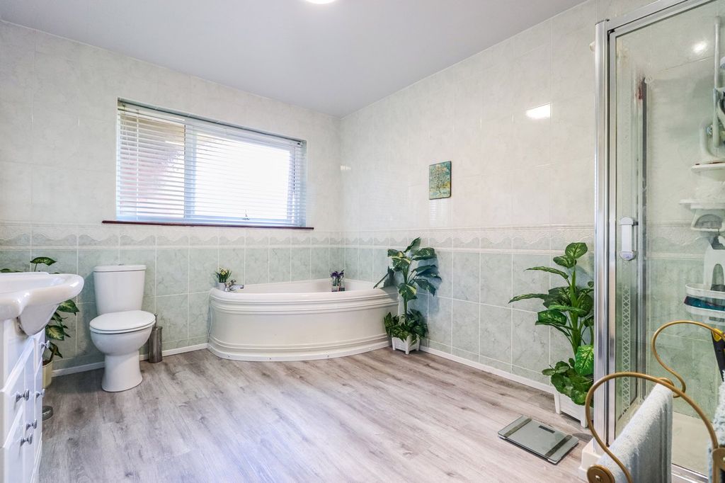 Property photo 3 of 34 Family Bathroom