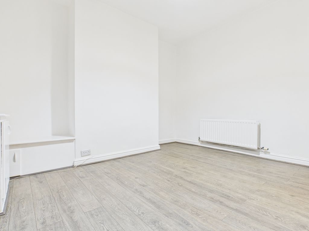 Property photo 3 of 11 Cam03729G0-Pr0226-Still007