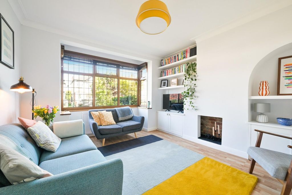 Property photo 2 of 17 Elmstead Gardens,  (6).Jpg