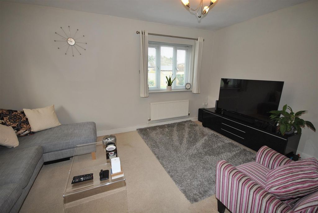 Property photo 3 of 12 Lounge