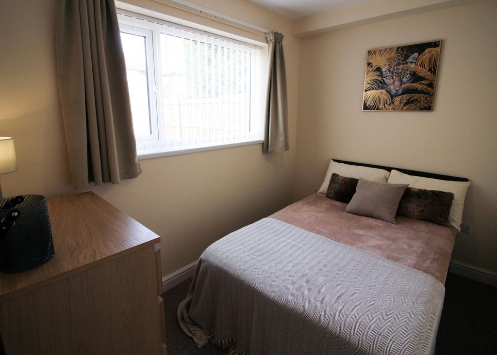 Property photo 2 of 5 Bedroom