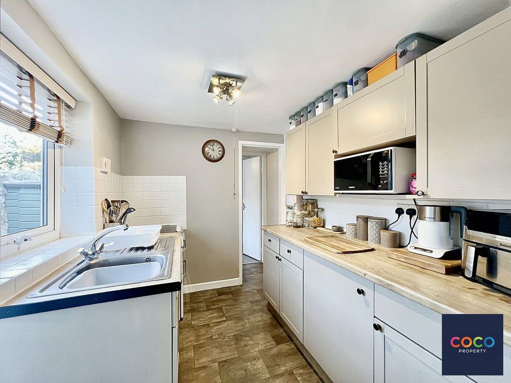 Property photo 3 of 18 Kitchen