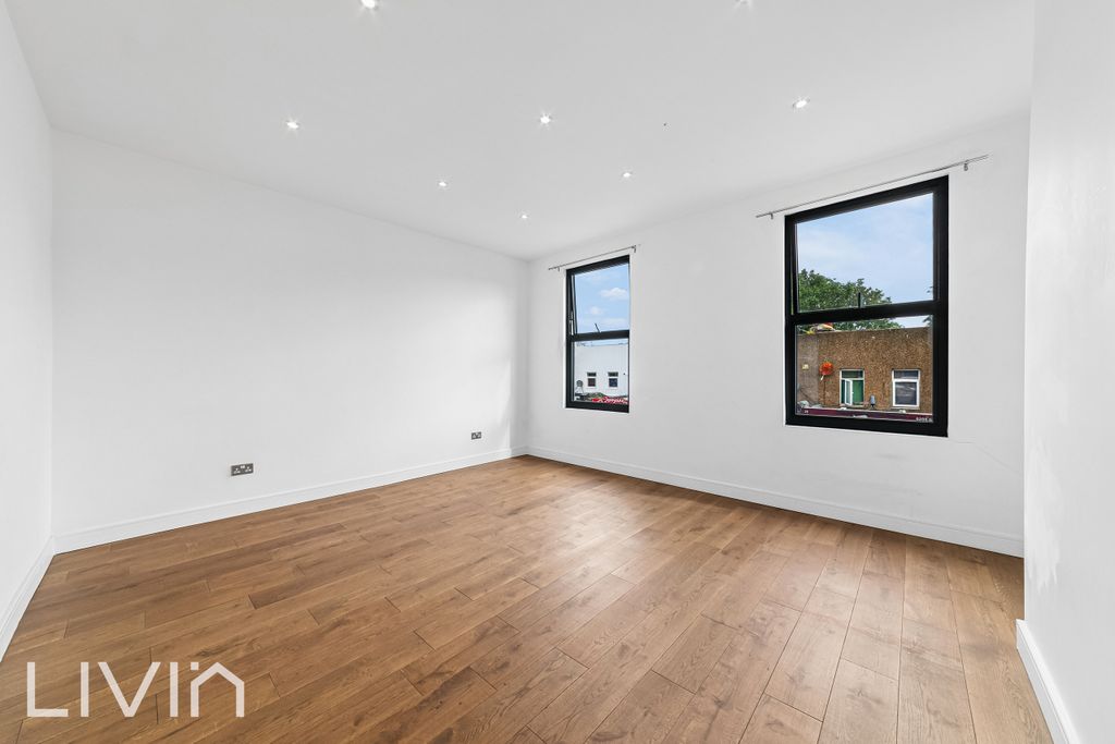 Property photo 1 of 8 3