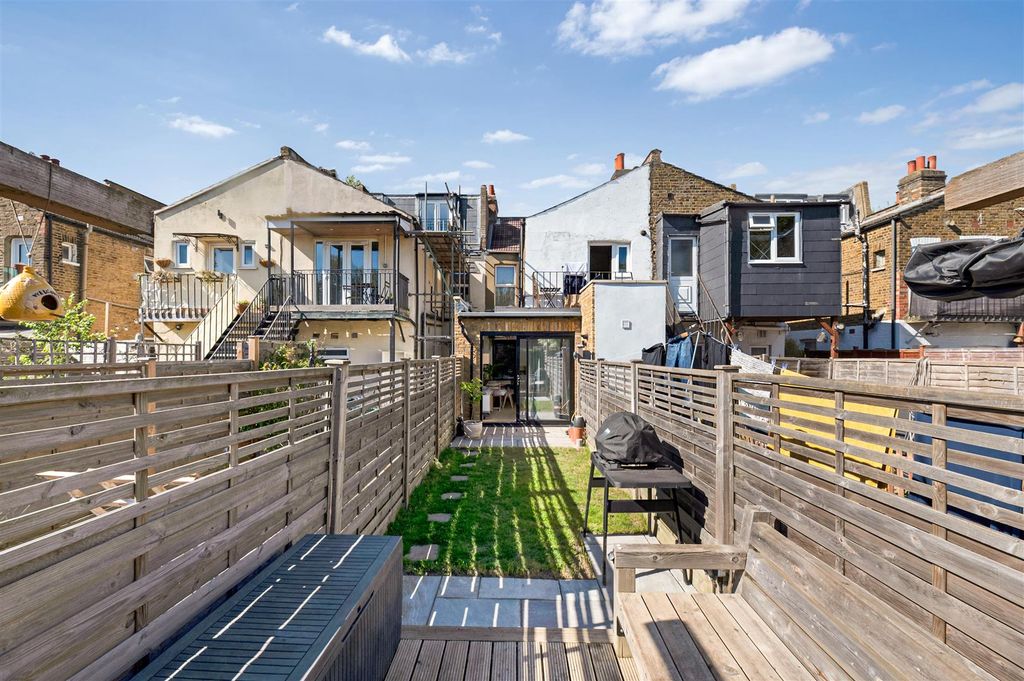Property photo 3 of 11 Cowper Road, 41 -4.Jpg
