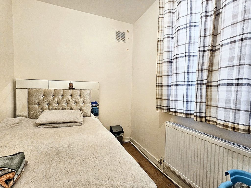 Property photo 3 of 6 Bedroom