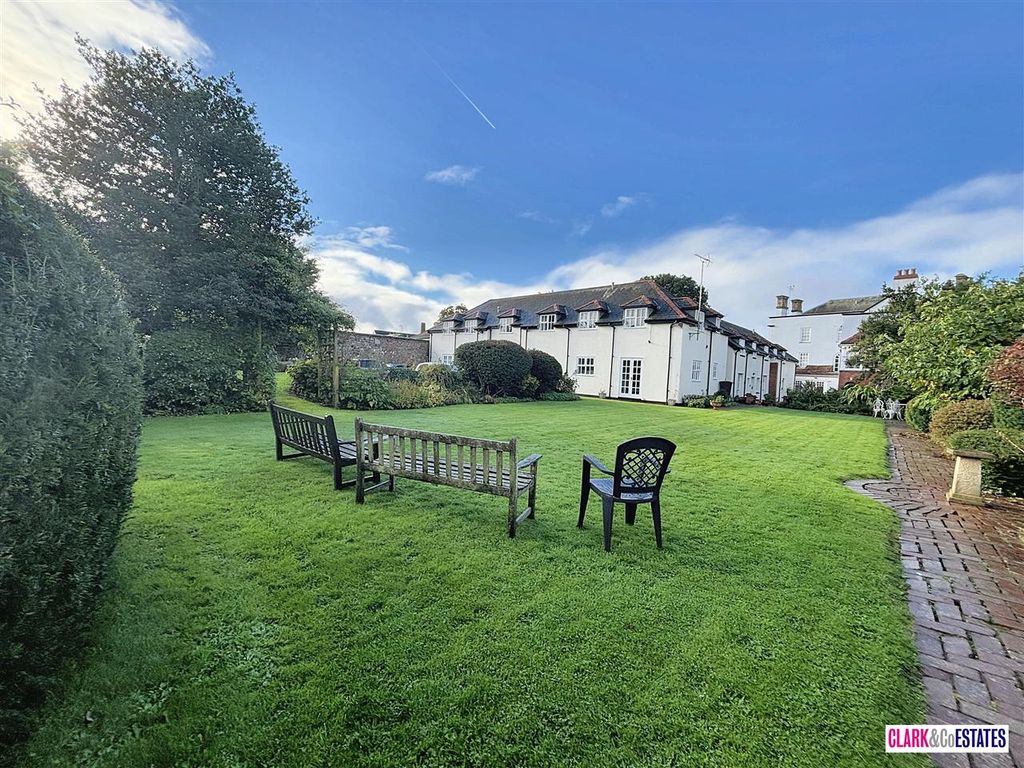 Property photo 2 of 9 Communal Garden