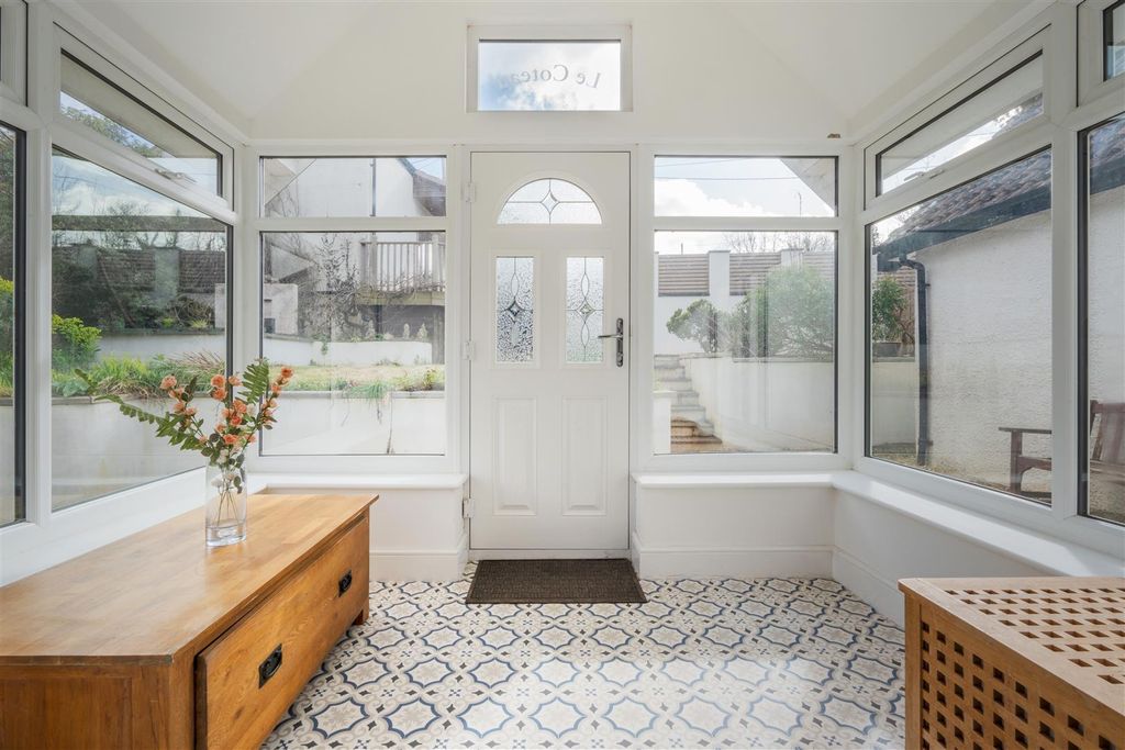 Property photo 2 of 20 Entrance Hall